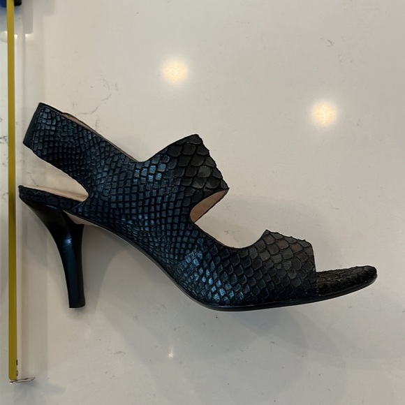 Kors Michael Kors pull on blackish python embossed. Heeled sandal size 5 1/2. - Picture 3 of 10